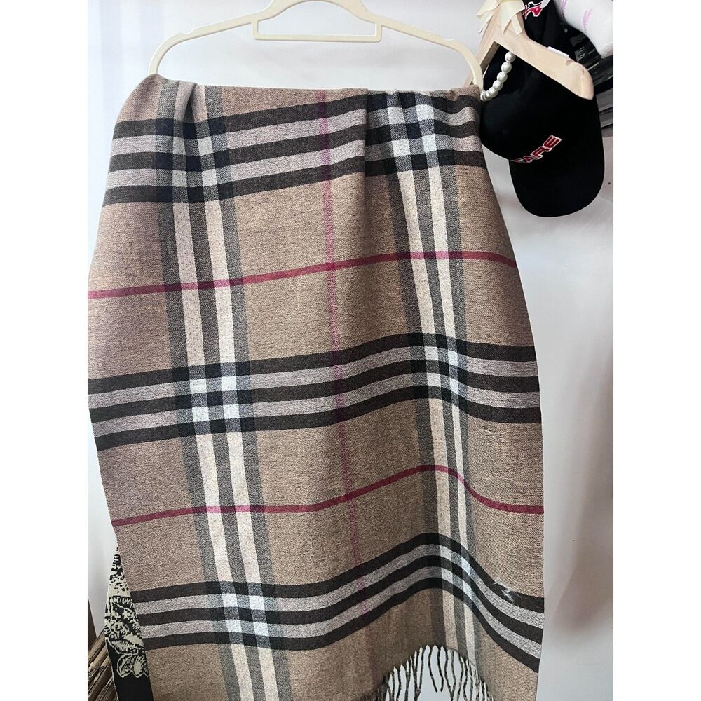 Burberry London New Scarf Shawl Stylish and Warm Autumn/Winter Collection - Picture 6 of 6